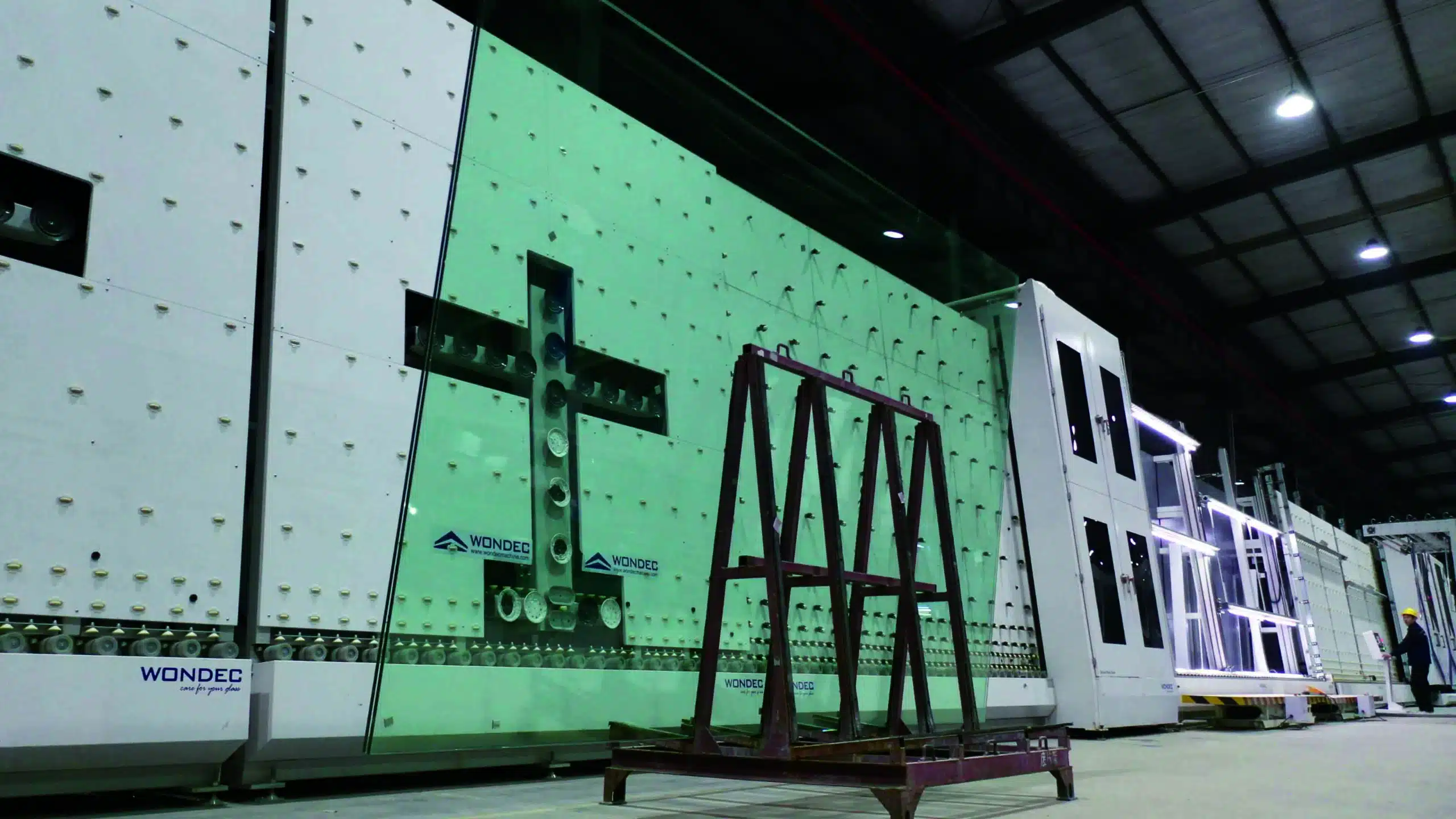 Fabrikada WONDEC Jumbo Panel yalıtım camı üretim hattı